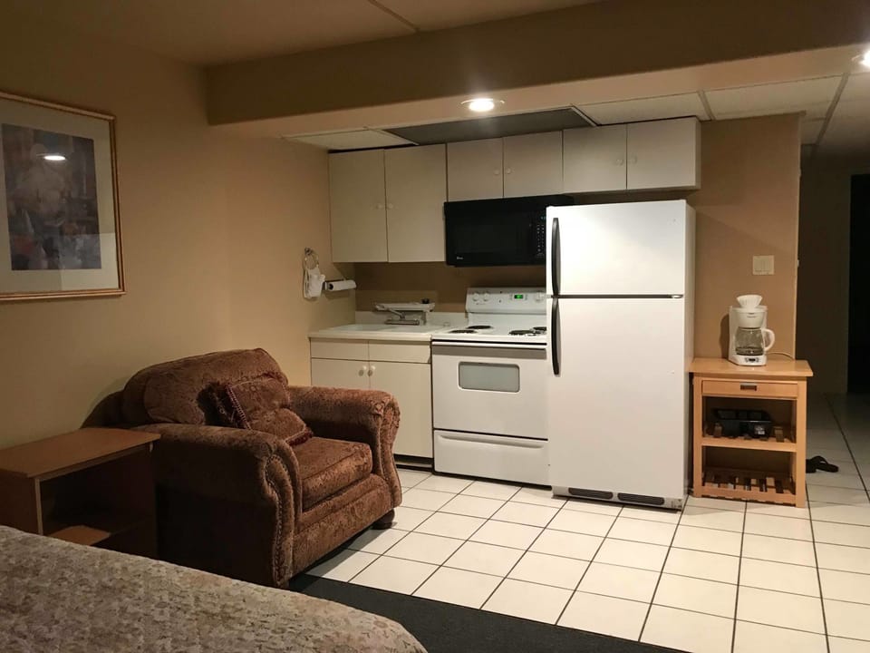 Comfort Apartment, 2 Queen Beds, Non Smoking | Private kitchenette | Cookware/dishes/utensils