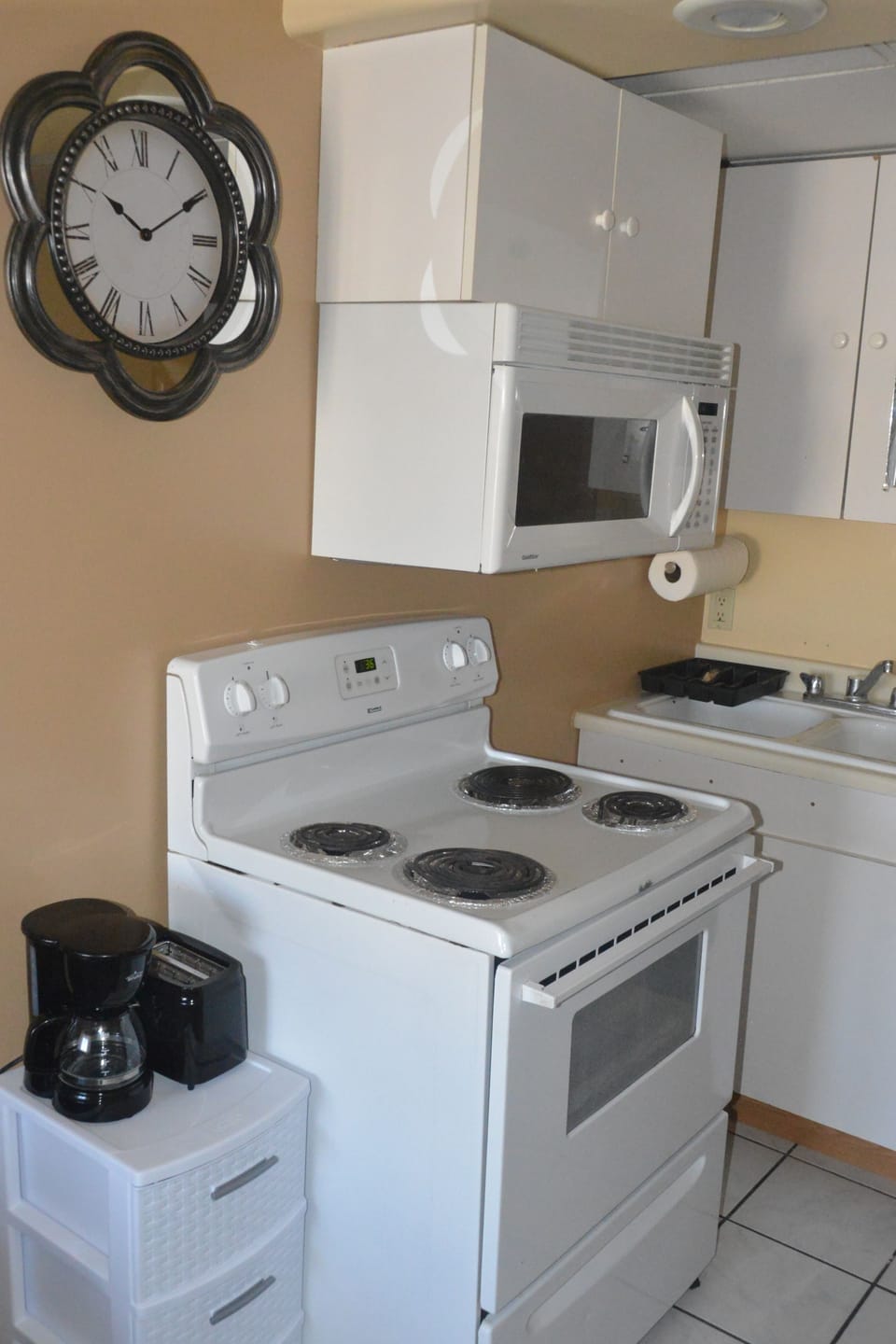 Basic Studio Suite, 1 Queen Bed, Non Smoking | Private kitchenette | Cookware/dishes/utensils