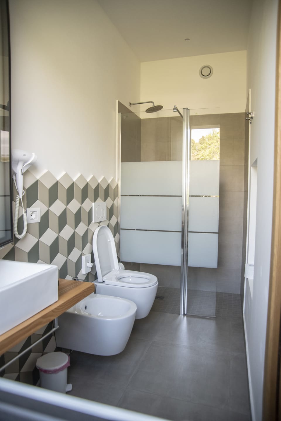 Triple Room, Multiple Beds, Non Smoking | Bathroom | Shower, rainfall showerhead, free toiletries, hair dryer