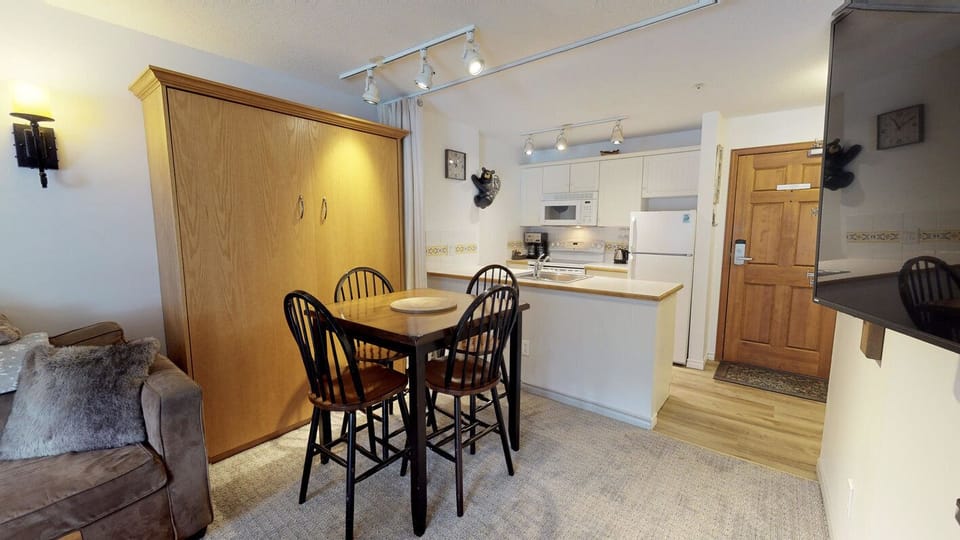 Cozy Dining and Kitchen