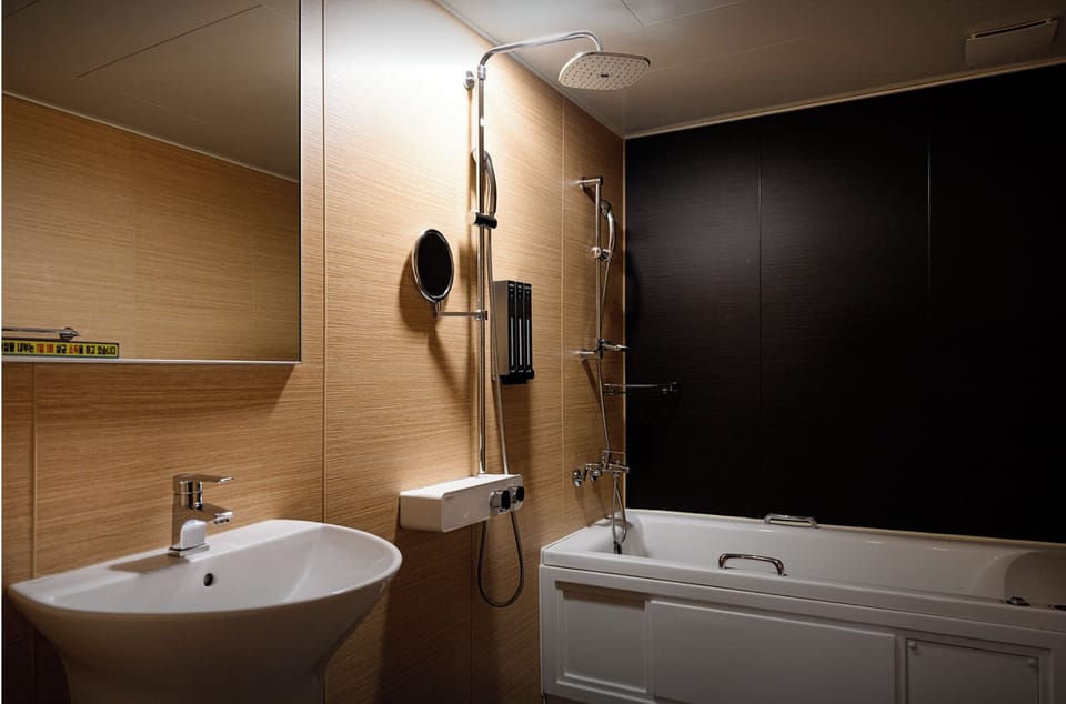 Suite Modern A Room | WiFi (free), individually decorated, individually furnished