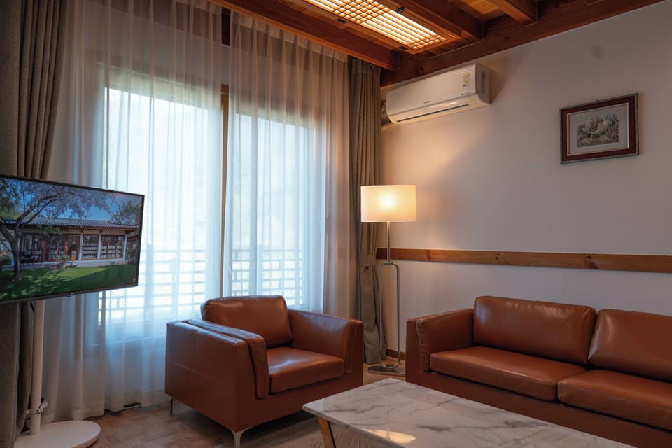 Suite Modern A Room | Individually decorated, individually furnished, free WiFi