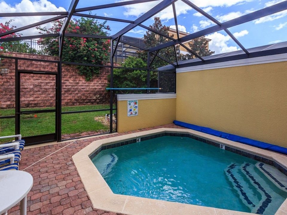 Private screened splash pool