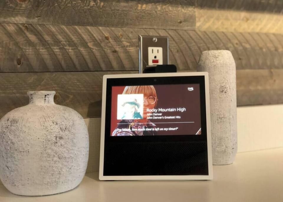 Smart Home Ease — Amazon Alexa via Echo Show adds extra convenience—music, weather, timers, and hands-free help. 🎶✨
