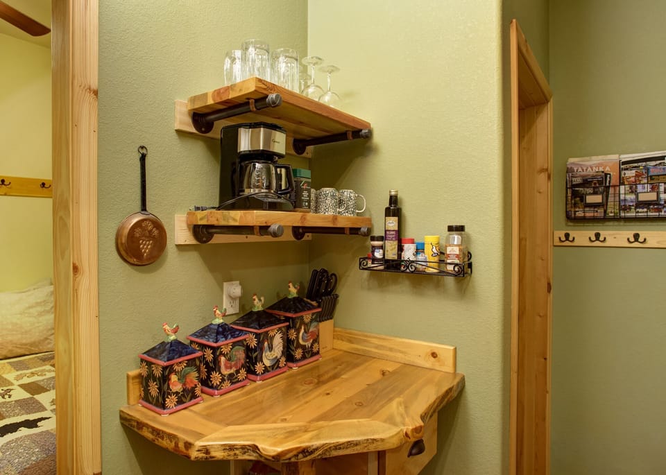 7109A20Cabin20120Kitchen20shelf20and20canisters