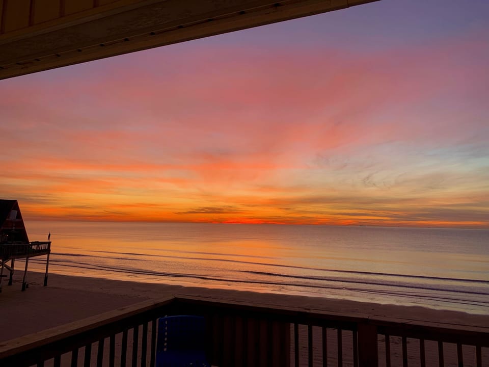 Beautiful sunrise 🌅 watch from front deck.