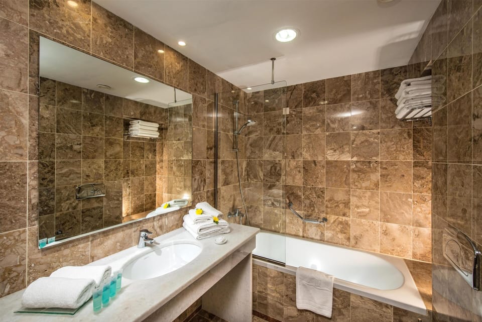 Combined shower/tub, free toiletries, hair dryer, towels