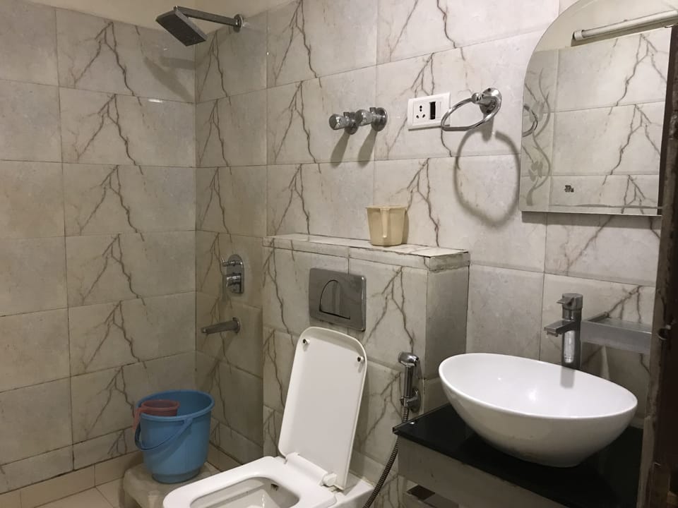 Deluxe Room | Bathroom | Shower, free toiletries