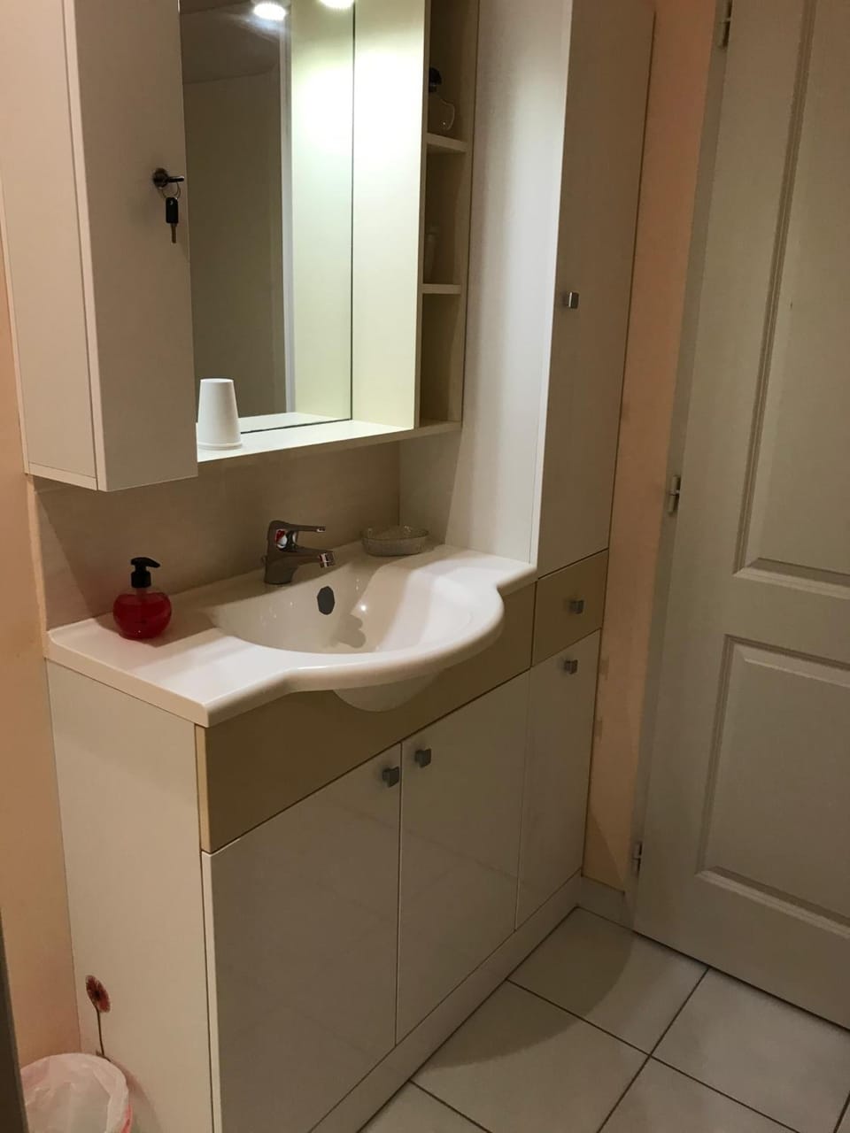 Shower, rainfall showerhead, free toiletries, hair dryer