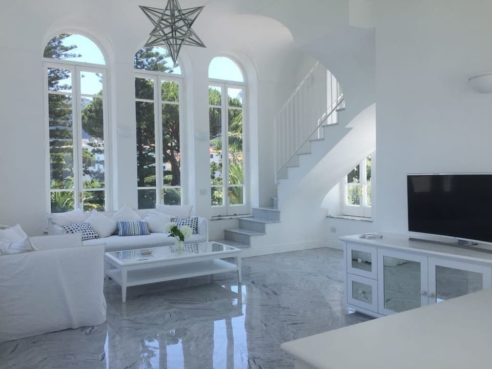 Deluxe Suite, Jetted Tub, Sea View | 1 bedroom, minibar, in-room safe, blackout drapes