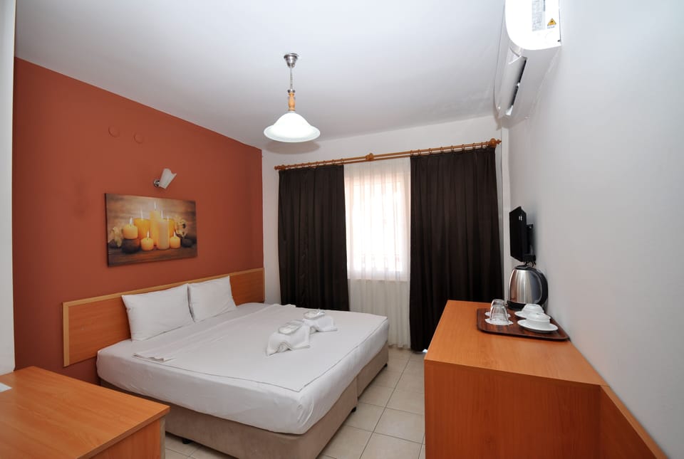 Standard Double or Twin Room | Minibar, in-room safe, desk, soundproofing