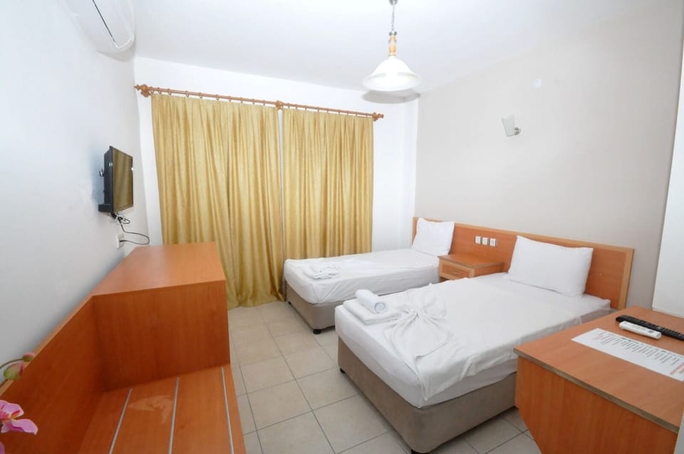 Standard Double or Twin Room | Minibar, in-room safe, desk, soundproofing