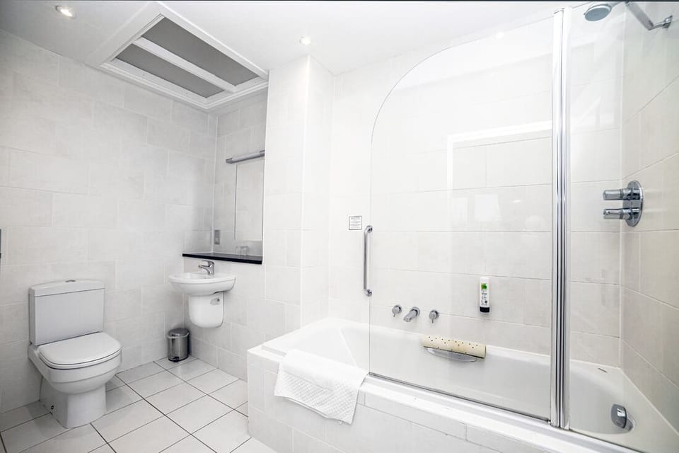 Family Room, Ensuite | Iron/ironing board, free WiFi, bed sheets
