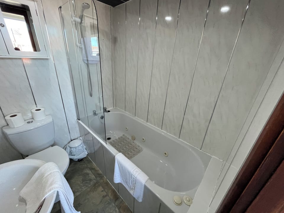 Premium Quadruple Room | Bathroom | Free toiletries, hair dryer, towels