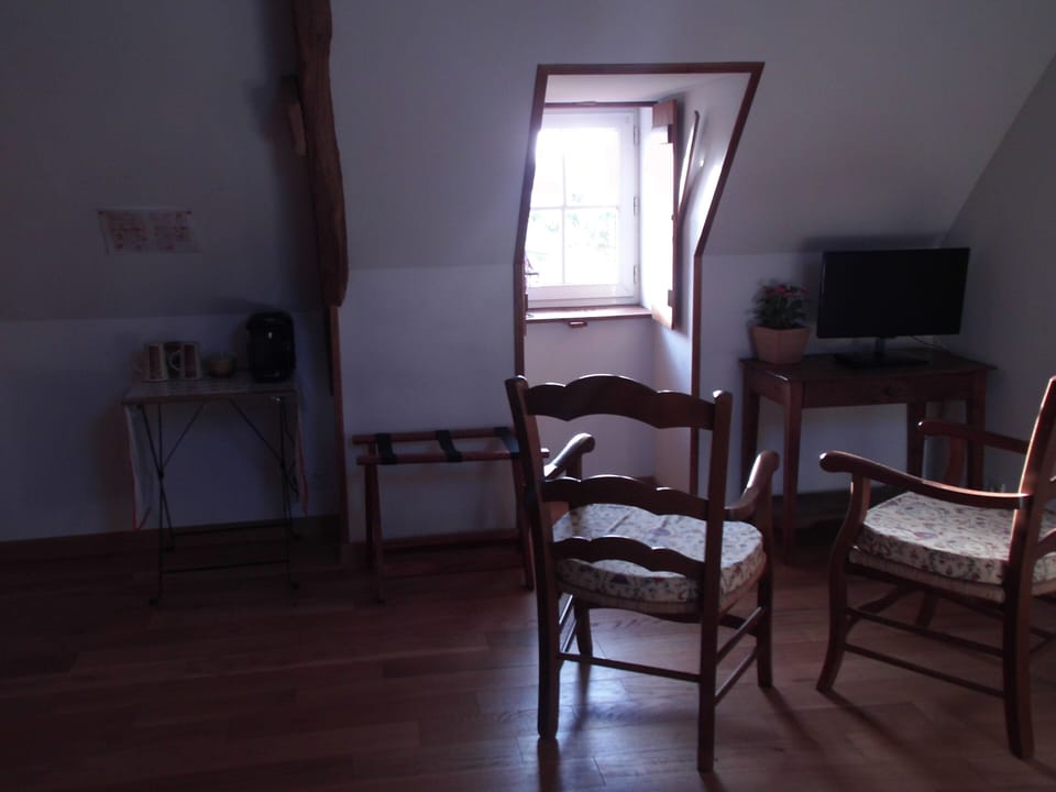 Classic Double Room, Ensuite, Garden View (Chambre PARME)