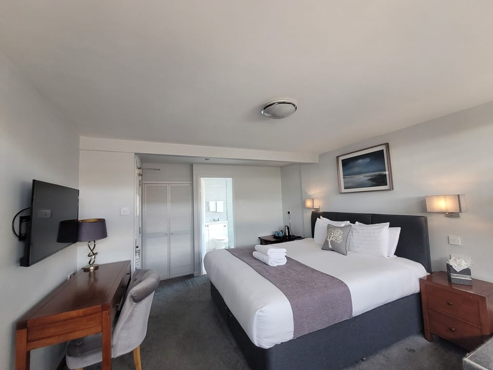 Hypo-allergenic bedding, desk, iron/ironing board, free WiFi