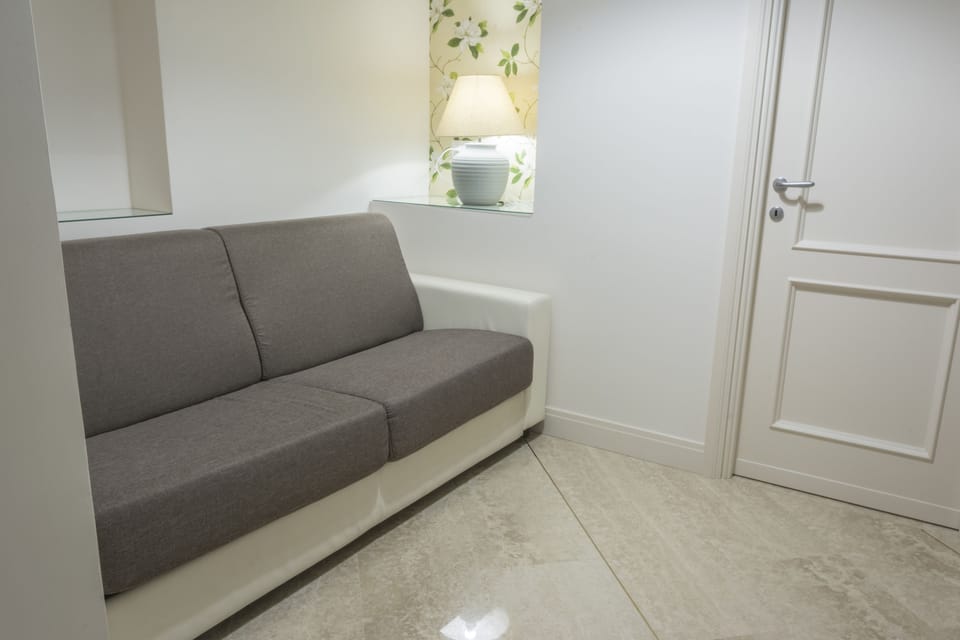 Minibar, in-room safe, desk, iron/ironing board