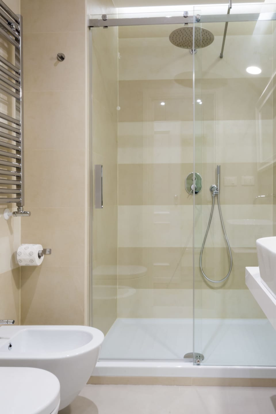Shower, rainfall showerhead, free toiletries, hair dryer