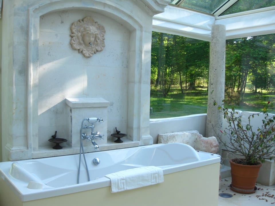 Suite (Pavillon De France) | Bathroom | Free toiletries, hair dryer, towels, soap