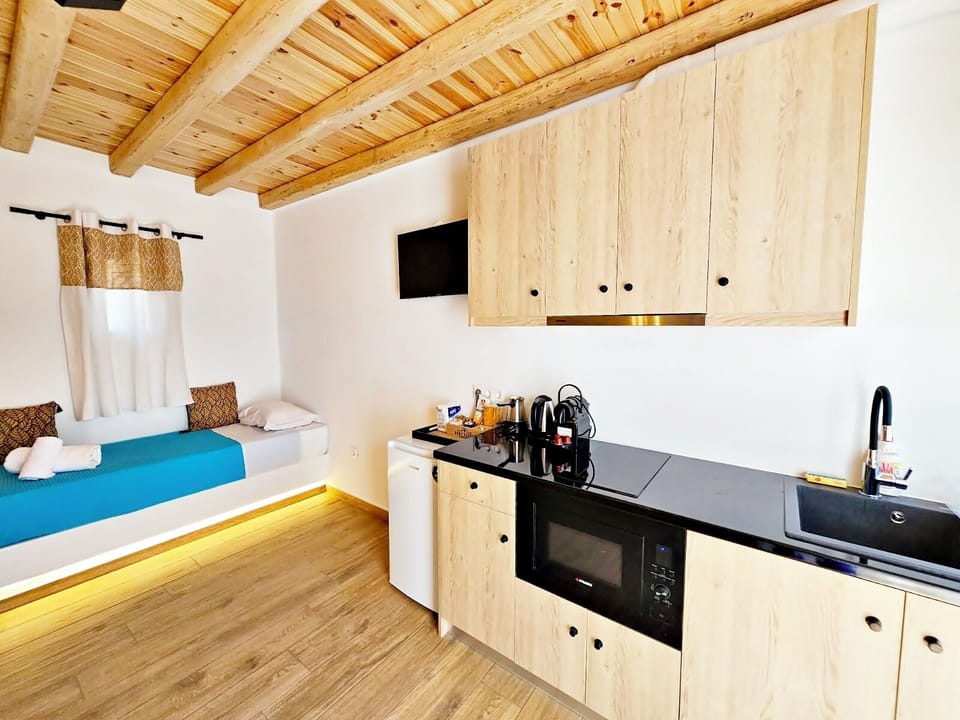 Deluxe Studio | Private kitchen | Mini-fridge, microwave, espresso maker, coffee/tea maker