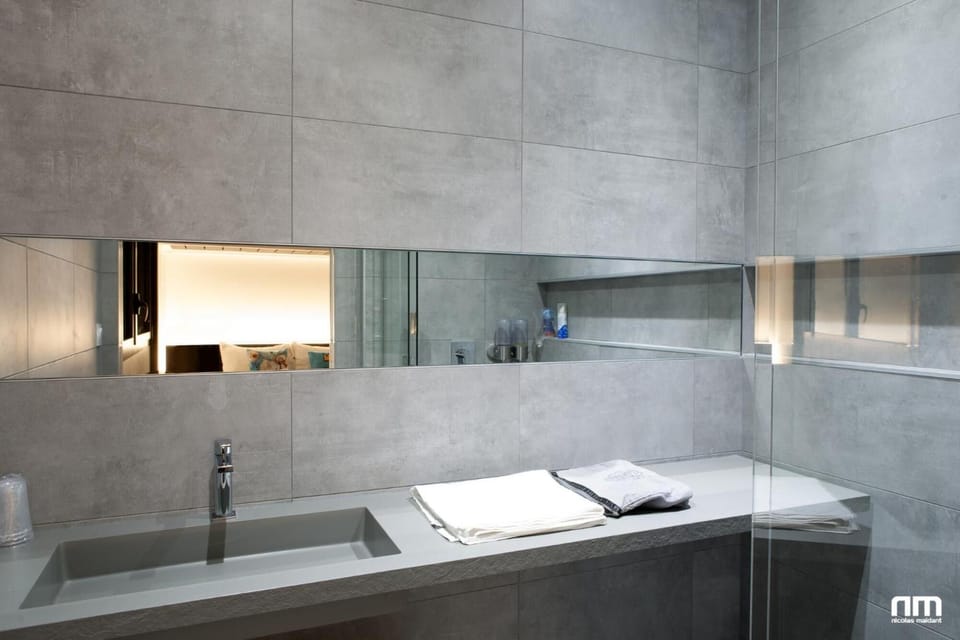 Shower, rainfall showerhead, free toiletries, hair dryer