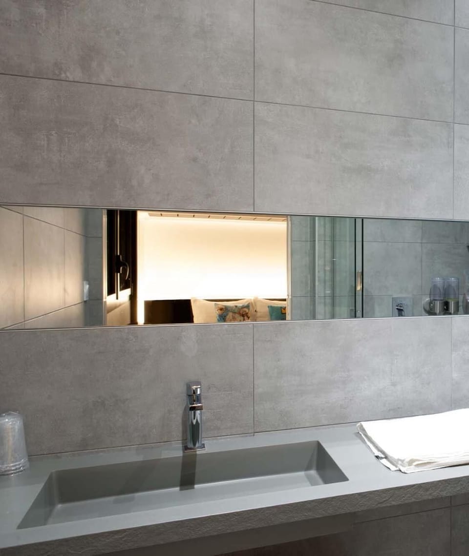 Shower, rainfall showerhead, free toiletries, hair dryer