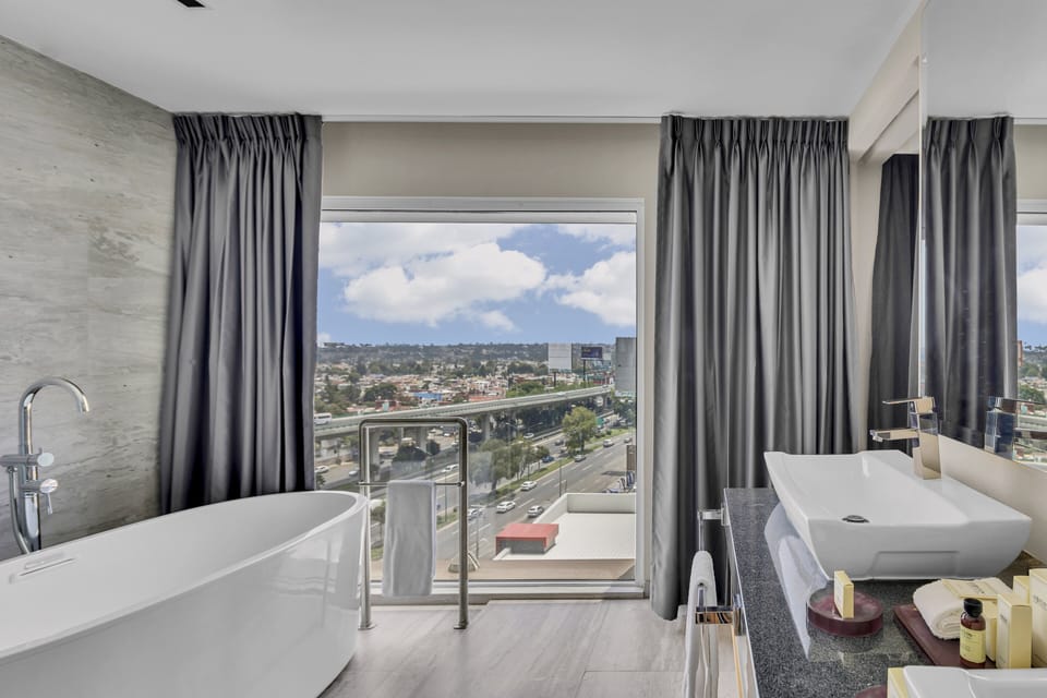Junior Suite (King) | Bathroom | Free toiletries, hair dryer, towels, soap
