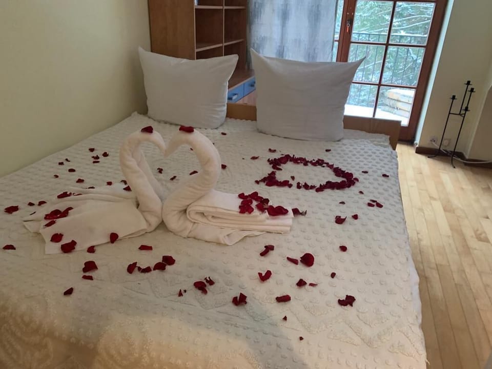 Classic Studio Suite, Multiple Beds, Private Bathroom | Iron/ironing board, free WiFi, bed sheets