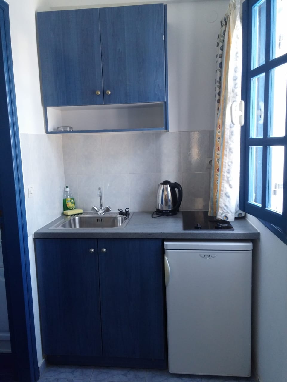 Fridge, stovetop, electric kettle, cookware/dishes/utensils