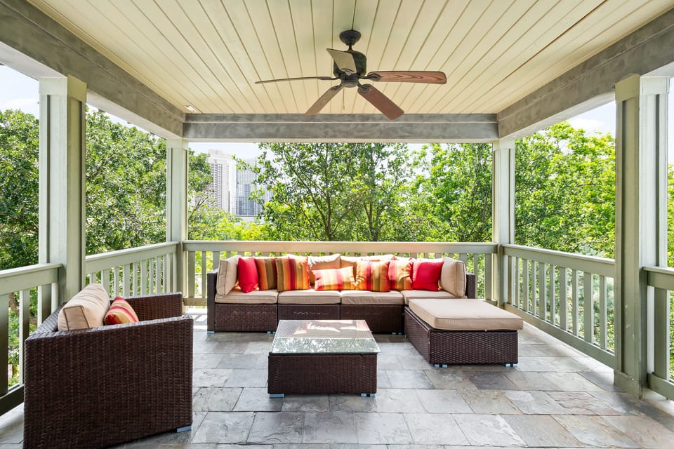 Third Story Balcony to catch amazing Sunsets and City Skyline view