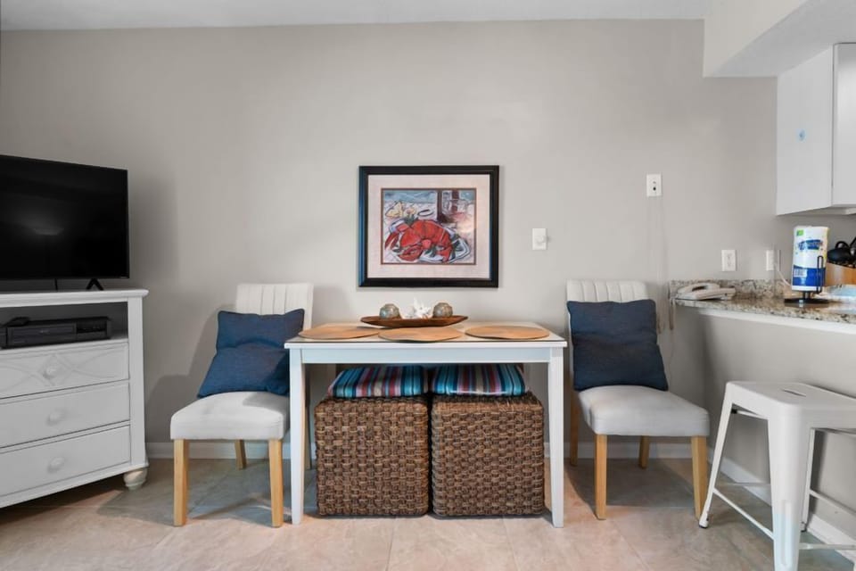 Seacrest 402 Dining Area seats 2 to 4