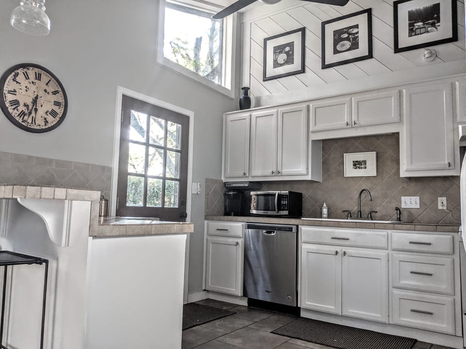 Full kitchen/breakfast bar
