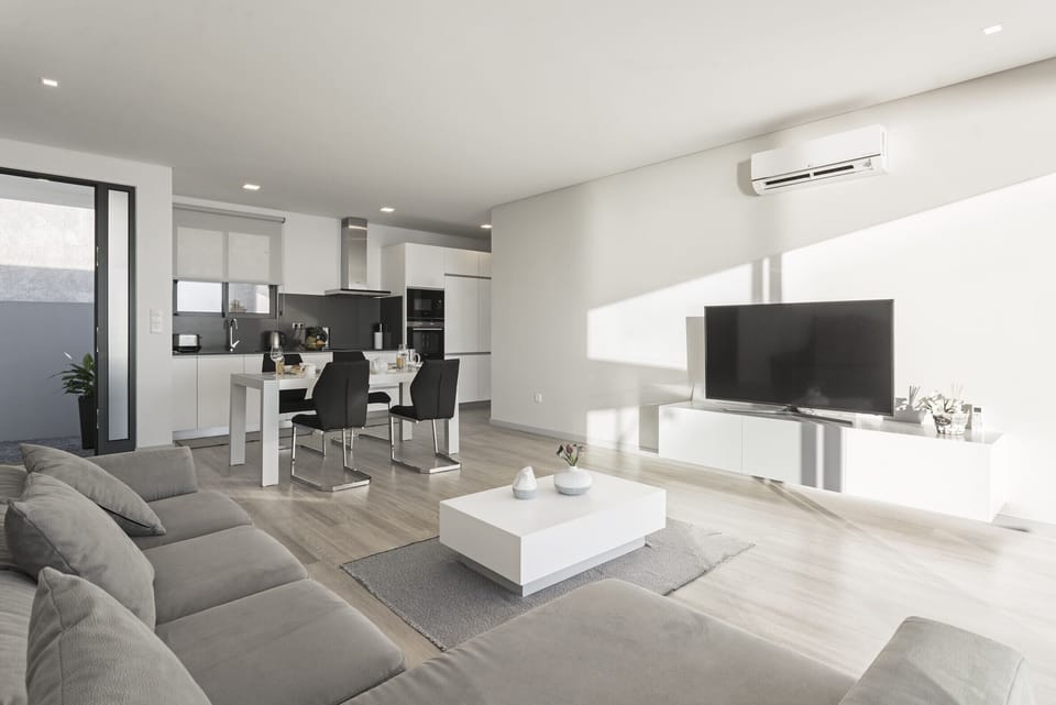 Livingroom with a TV , dinning room and kitchen