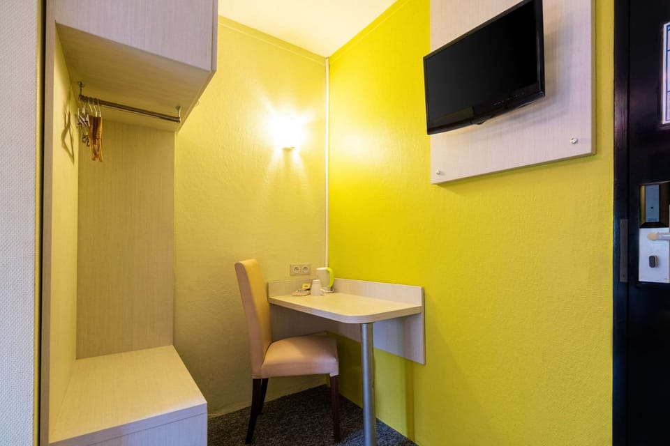 Desk, free WiFi, bed sheets