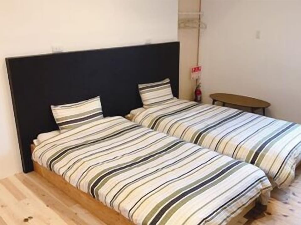 Twin Room | In-room safe, WiFi (free), bed sheets