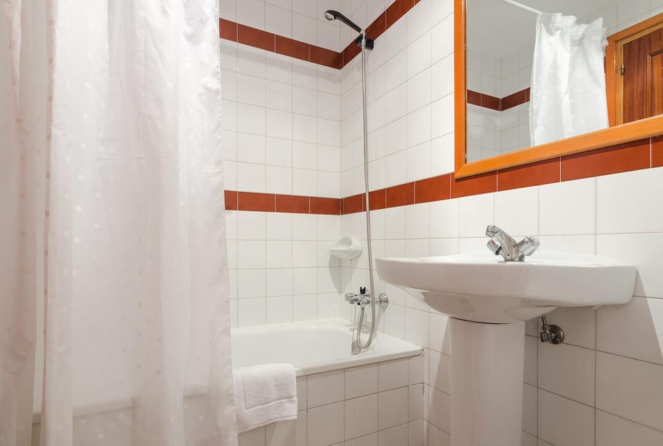 Combined shower/tub, towels