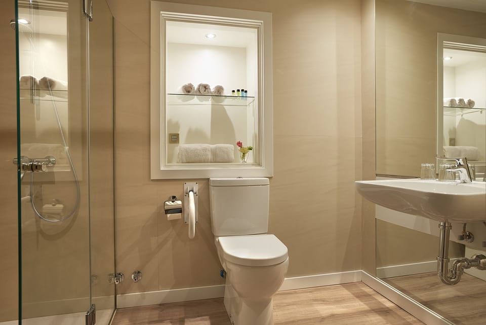 Triple Room | Bathroom | Combined shower/tub, hair dryer, towels