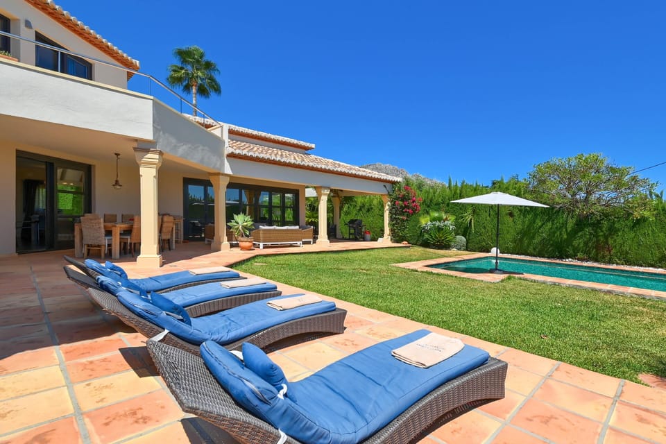 Garden and swimming pool