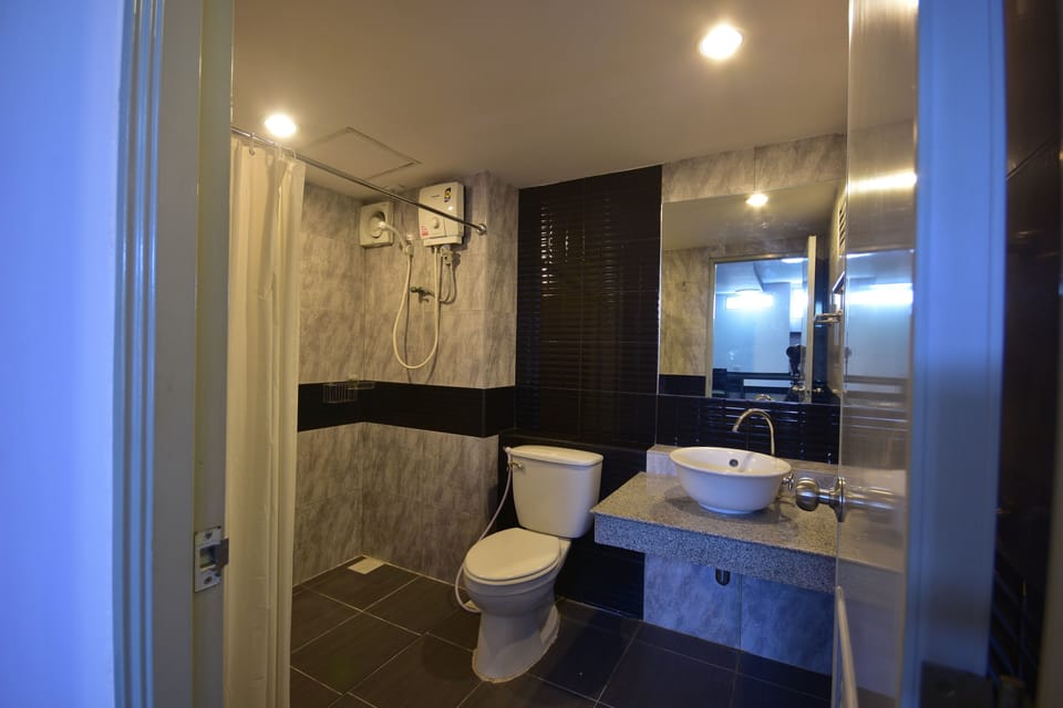 Premier  | Bathroom | Shower, rainfall showerhead, towels