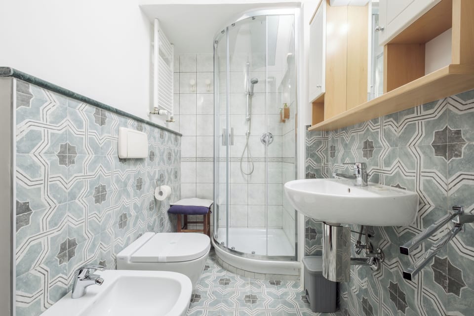 Room with Double bed or 2 Single beds (Afrodite) | Bathroom | Shower, free toiletries, hair dryer, bathrobes