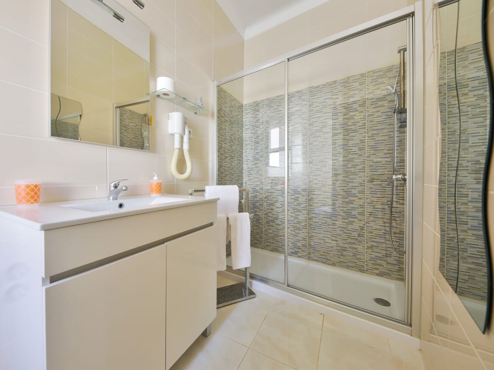 Twin Room, Private Bathroom | Bathroom