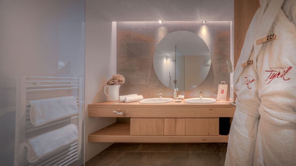 Comfort Double or Twin Room | Bathroom | Shower, free toiletries, hair dryer, bathrobes