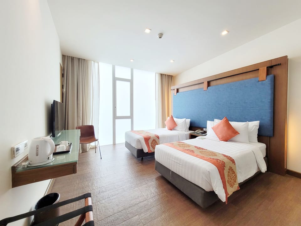 Saffron Premier Twin | Premium bedding, in-room safe, desk, laptop workspace