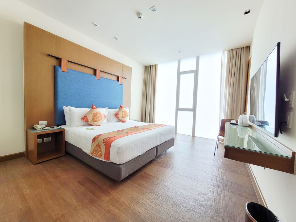Saffron Premier King | Premium bedding, in-room safe, desk, laptop workspace