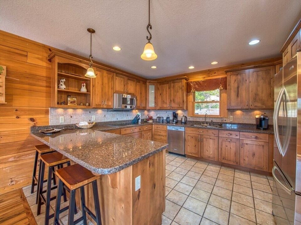 Kitchen and Breakfast Bar