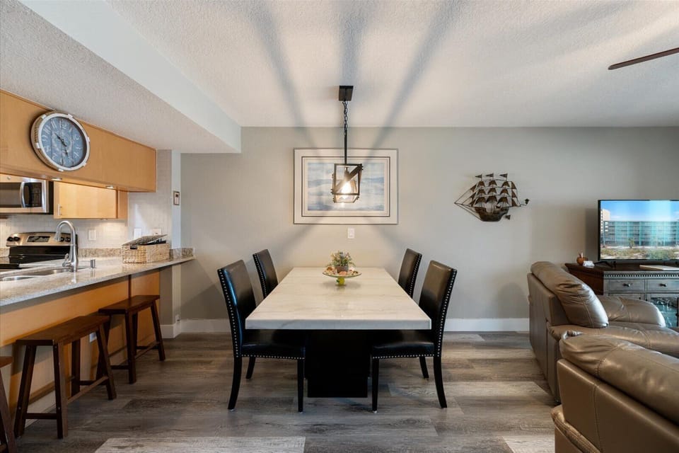 Dining area and breakfast bar 