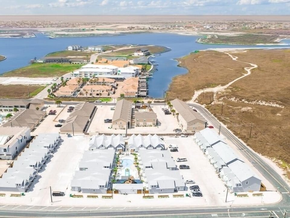 Complex location relative to beach