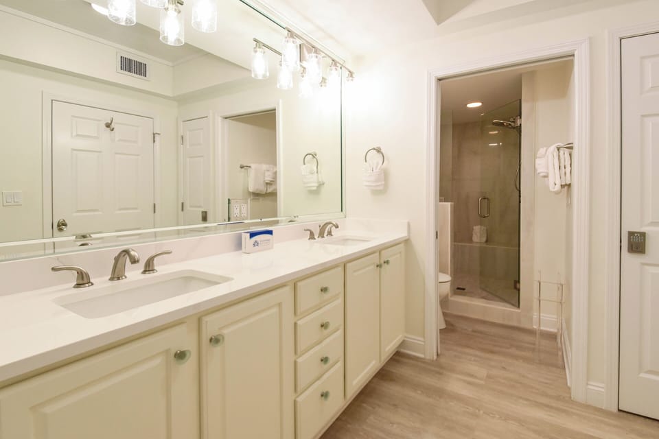 Silver Beach Towers East 1601 - Primary Bathroom