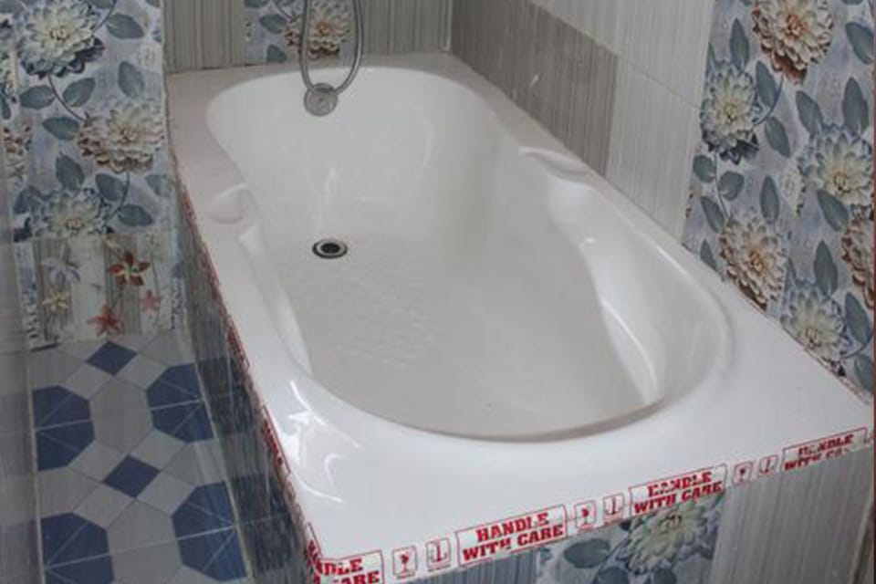 Double Room | Bathroom | Shower, free toiletries