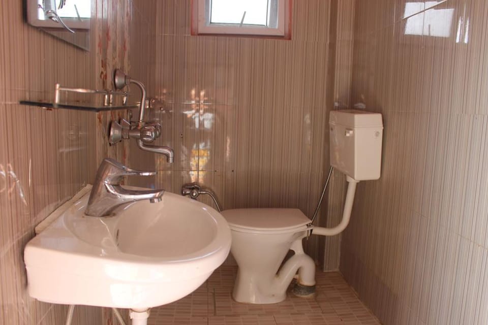 Double Room | Bathroom | Shower, free toiletries
